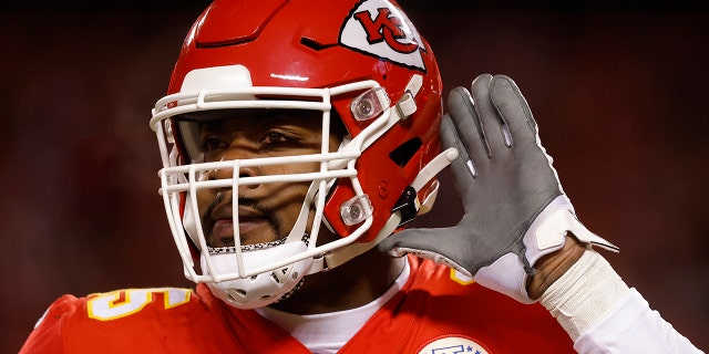 El No. 95 de los Kansas City Chiefs, Chris Jones, reacciona después de despedir al No. 9 Joe Burrow de los Cincinnati Bengals durante el primer cuarto del juego de Campeonato de la AFC en el GEHA Field en el Arrowhead Stadium el 29 de enero de 2023 en Kansas City, Missouri.