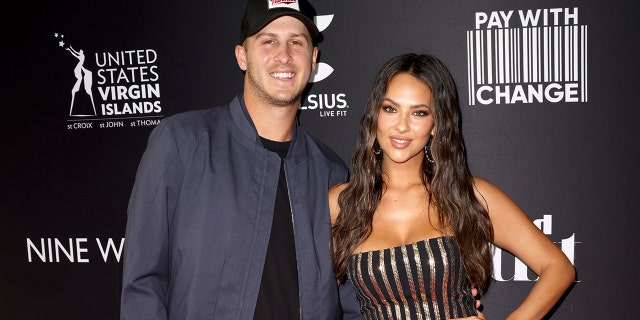 Jared Goff, a la izquierda, y Christen Harper asisten a un evento mientras Sports Illustrated Swimsuit celebra el lanzamiento de la edición 2022 y el debut de Pay With Change en Hard Rock Seminole el 21 de mayo de 2022 en Hollywood, Florida.