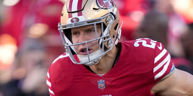 El corredor de los San Francisco 49ers, Christian McCaffrey, se calienta antes del partido de playoffs de la Ronda Divisional de la NFC contra los Dallas Cowboys en el Levi's Stadium el 22 de enero de 2023 en Santa Clara, California.