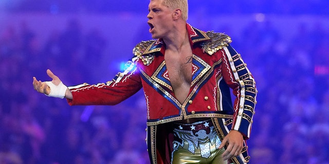 2 de abril de 2022;  Arlington, Texas, EE. UU.;  Cody Rhodes ingresa a la arena durante WrestleMania en el AT&T Stadium.