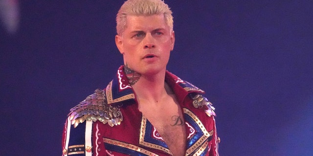 2 de abril de 2022;  Arlington, Texas, EE. UU.;  Cody Rhodes ingresa a la arena durante WrestleMania en el AT&T Stadium.