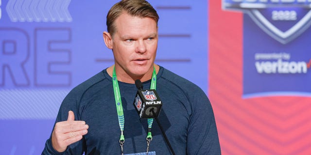 El gerente general de los Indianapolis Colts, Chris Ballard, habla con los reporteros durante el Draft de la NFL en el Centro de Convenciones de Indiana el 1 de marzo de 2022 en Indianápolis, Indiana. 