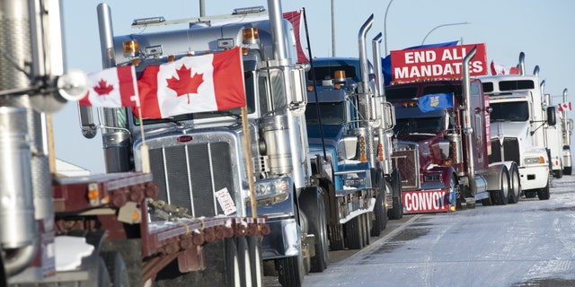 Deretan truk memblokir perbatasan AS-Kanada selama demonstrasi di Coutts, Alberta, pada 2 Februari 2022, sehari sebelum Pendeta Artur Pawlowski menyampaikan pidato yang menjebloskannya ke penjara.