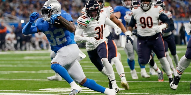 El corredor de los Detroit Lions, D'Andre Swift, corre para un touchdown de 17 yardas durante la primera mitad de un partido de fútbol americano de la NFL contra los Chicago Bears, el domingo 1 de enero de 2023, en Detroit. 