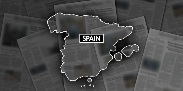 Las autoridades españolas dicen que 70 personas han sido evacuadas de sus casas en Andalucía debido a un incendio forestal que no estaba bajo control.