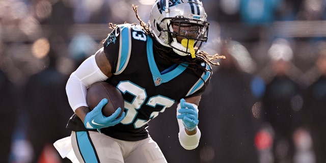 D'Onta Foreman de los Panthers se enfrenta a los Detroit Lions en el Bank of America Stadium el 24 de diciembre de 2022 en Charlotte, Carolina del Norte.