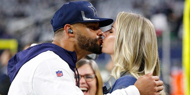 Dak Prescott #4 de los Dallas Cowboys besa a su novia Natalie Buffett antes del partido contra el Washington Football Team en el AT&T Stadium el 26 de diciembre de 2021 en Arlington, Texas. 