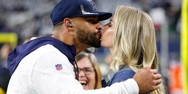 Dak Prescott #4 de los Dallas Cowboys besa a su novia Natalie Buffett antes del partido contra el Washington Football Team en el AT&T Stadium el 26 de diciembre de 2021 en Arlington, Texas. 