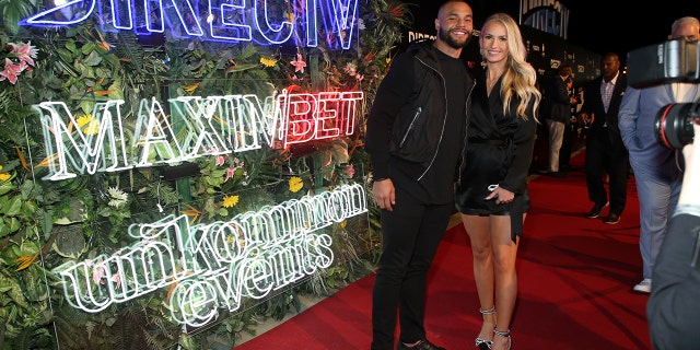 Dak Prescott y Natalie Buffett asisten a MaximBet Music en el Market Powered by DIRECTV el 11 de febrero de 2022 en Los Ángeles, California.