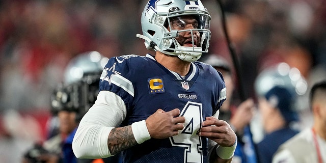 O quarterback do Dallas Cowboys, Dak Prescott (4), se aquece antes de um jogo selvagem da NFL contra o Tampa Bay Buccaneers, na segunda-feira, 16 de janeiro de 2023, em Tampa, Flórida.