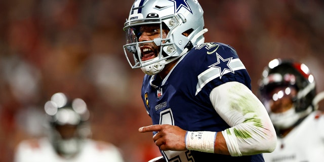 Dak Prescott #4 de los Dallas Cowboys corre el balón para un touchdown durante el segundo cuarto de un partido de fútbol americano de playoffs de la NFL contra los Tampa Bay Buccaneers en el Estadio Raymond James el 16 de enero de 2023 en Tampa, Florida.