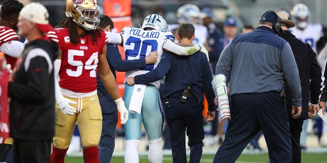 Tony Pollard (20) de los Dallas Cowboys es atendido por personal médico después de sufrir una lesión contra los San Francisco 49ers durante el segundo cuarto durante un partido de Playoff Divisional de la NFC en el Levi's Stadium el 22 de enero de 2023 en Santa Clara, California.