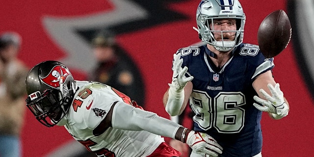 Dallas Cowboys tight end Dalton Schultz vies for the catch against Buccaneers linebacker Devin White during the wild-card playoff game, Monday, Jan. 16, 2023, in Tampa, Florida.