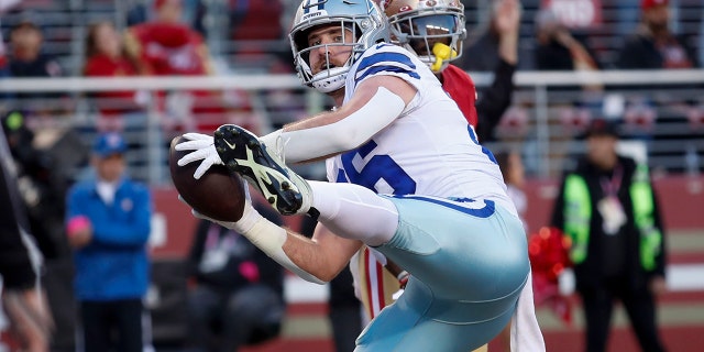 El ala cerrada de los Dallas Cowboys, Dalton Schultz, celebra después de anotar contra los San Francisco 49ers en la primera mitad de un partido de fútbol de la Ronda Divisional de la NFL en Santa Clara, California, el domingo 22 de enero de 2023. 