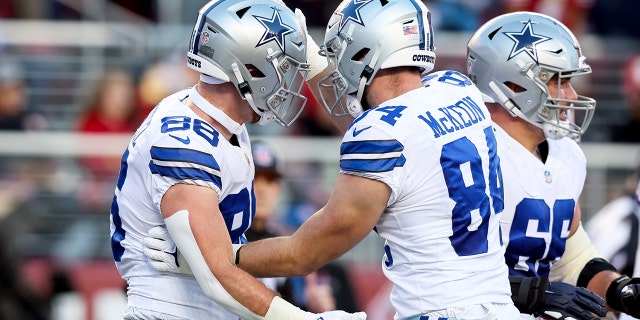 Dallas Cowboys #86 Dalton Schultz celebra con #84 Sean McKeon después de anotar un touchdown contra los San Francisco 49ers durante el segundo cuarto del juego de Playoff Divisional de la NFC en Levi's Stadium el 22 de enero de 2023 en Santa Clara, California.