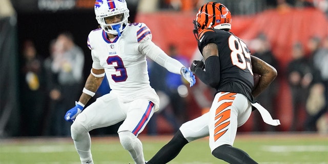 El receptor abierto de los Cincinnati Bengals, Tee Higgins (85), supera al profundo de los Buffalo Bills, Damar Hamlin (3), durante la primera mitad de un partido el lunes 2 de enero de 2023 en Cincinnati.  Hamlin se lesionó en el juego. 