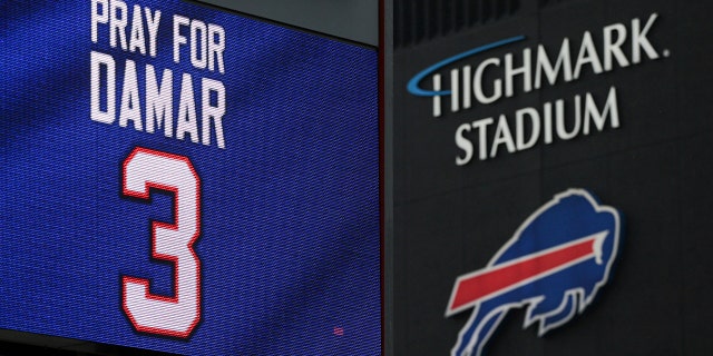 Un cartel muestra su apoyo a la seguridad de los Buffalo Bills, Damar Hamlin, fuera del Highmark Stadium el martes 3 de enero de 2023 en Orchard Park, NY