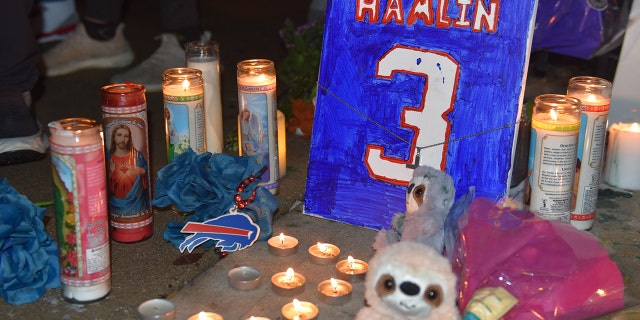 Los fanáticos se reúnen en apoyo de Damar Hamlin afuera del Centro Médico de la UC en Cincinnati el martes.  Hamlin colapsó en el campo durante un partido de fútbol el lunes.