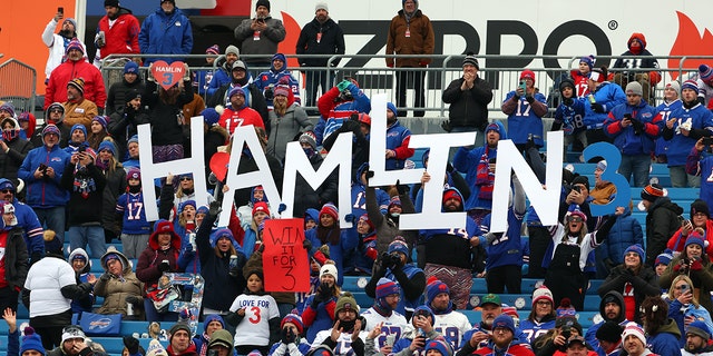 I fan di Buffalo Bills hanno cartelli a sostegno della sicurezza di Buffalo Bills Tamar Hamlin prima della partita contro i New England Patriots all'Highmark Stadium l'8 gennaio 2023 a Orchard Park, New York. 