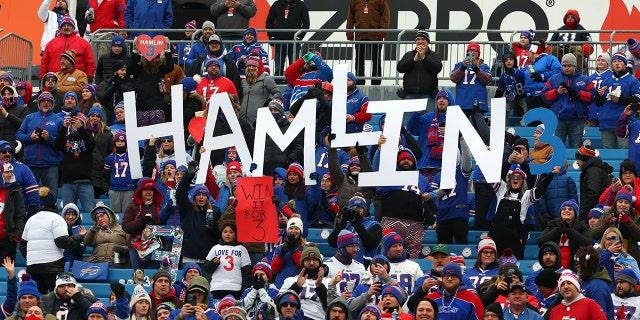 Los fanáticos de los Buffalo Bills sostienen carteles en apoyo de la seguridad de los Buffalo Bills, Damar Hamlin, antes del juego de los New England Patriots en el Highmark Stadium el 8 de enero de 2023 en Orchard Park, Nueva York.