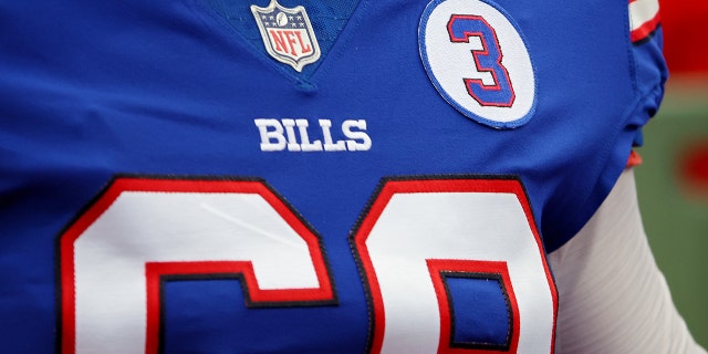 Un jugador usa un parche en apoyo de la seguridad de los Buffalo Bills, Damar Hamlin, en el Highmark Stadium el 8 de enero de 2023.