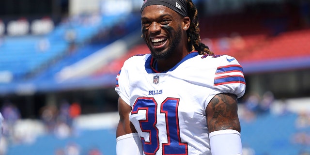 La seguridad de los Buffalo Bills, Damar Hamlin, sonríe antes del comienzo de la primera mitad de un partido de fútbol de pretemporada de la NFL, el sábado 28 de agosto de 2021, en Orchard Park, NY