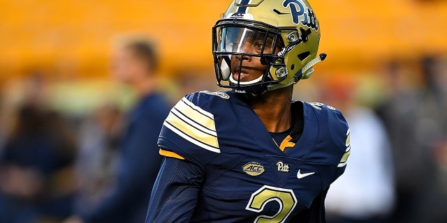 Damar Hamlin #3 de los Pittsburgh Panthers se calienta antes del partido contra Marshall Thundering Herd en Heinz Field el 1 de octubre de 2016 en Pittsburgh, Pensilvania.