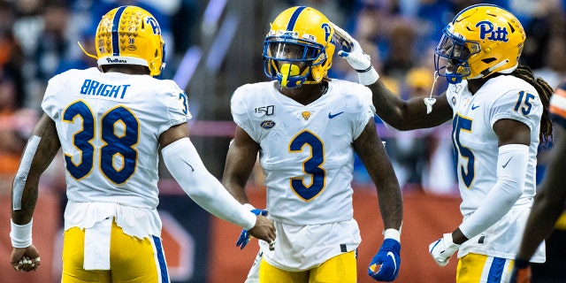 Damar Hamlin #3 de los Pittsburgh Panthers celebra con Cam Bright #38 y Jason Pinnock #15 durante el tercer cuarto contra Syracuse Orange en el Carrier Dome el 18 de octubre de 2019 en Syracuse, Nueva York.