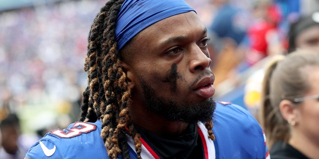 Damar Hamlin #3 de los Buffalo Bills se dirige al túnel durante el medio tiempo contra los Pittsburgh Steelers en el Highmark Stadium el 9 de octubre de 2022 en Orchard Park, Nueva York. 