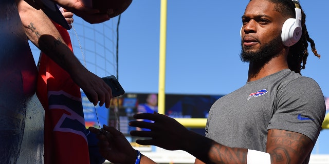 La seguridad de los Buffalo Bills, Damar Hamlin, #3, firma autógrafos antes del partido contra el equipo de fútbol de Washington en el Highmark Stadium el 26 de septiembre de 2021 en Orchard Park, Nueva York.