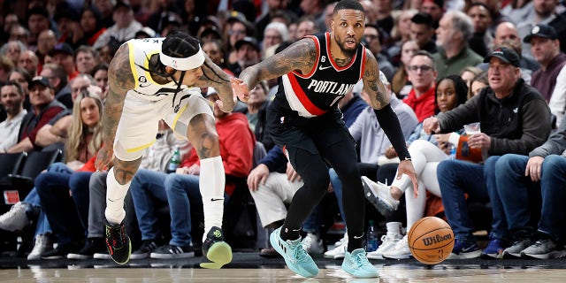 Damian Lillard #0 de los Portland Trail Blazers regatea el balón mientras Jordan Clarkson #00 (L) de los Utah Jazz lo defiende durante la segunda mitad en el Moda Center el 25 de enero de 2023 en Portland, Oregón.