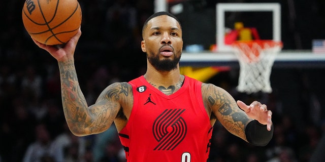 El escolta de los Portland Trail Blazers, Damian Lillard (0), se prepara para pasar el balón en la segunda mitad contra los Denver Nuggets en el Ball Arena de Denver, Colorado, el 17 de enero de 2023.