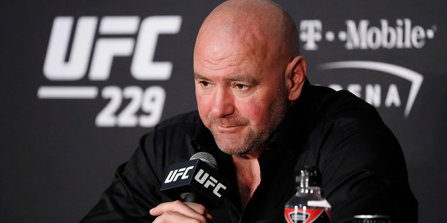 El presidente de UFC, Dana White, habla durante una conferencia de prensa después del evento de artes marciales mixtas UFC 229 en Las Vegas el 6 de octubre de 2018.