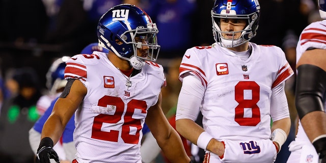 El corredor de los New York Giants Saquon Barkley y el mariscal de campo Daniel Jones durante el partido de los Eagles el 21 de enero de 2023 en el Lincoln Financial Field de Filadelfia.