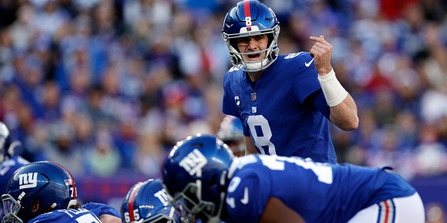 El mariscal de campo de los New York Giants, Daniel Jones (8), llama a la línea de golpeo durante un partido de fútbol americano de la NFL contra los Indianapolis Colts, el domingo 1 de enero de 2023, en East Rutherford, Nueva Jersey. 