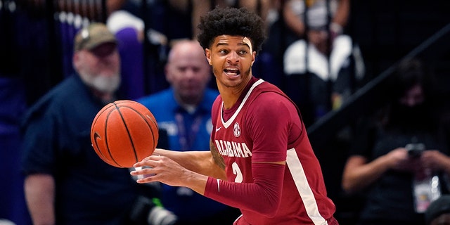 El alero de Alabama, Darius Miles, busca el éxito en la segunda mitad en un partido de baloncesto universitario de la NCAA contra LSU en Baton Rouge, Luisiana, el 5 de marzo de 2022. 