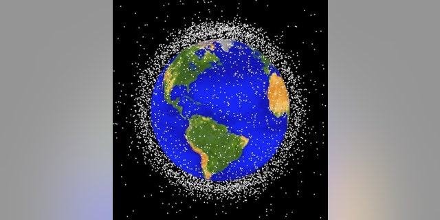 GRÁFICO - (alrededor de 1989): esta imagen de folleto de la Administración Nacional de Aeronáutica y del Espacio (NASA) muestra una representación gráfica de los desechos espaciales en la órbita terrestre baja.
