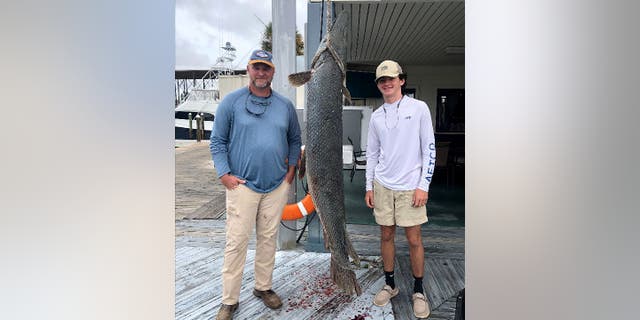 Alabama father and son catch record-breaking, 162-pound alligator gar - Fox News