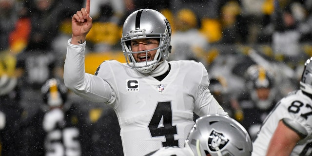 El mariscal de campo de los Raiders de Las Vegas, Derek Carr, da señales durante la primera mitad de un partido de fútbol americano de la NFL contra los Steelers de Pittsburgh en Pittsburgh el sábado, 24 de diciembre de 2022.