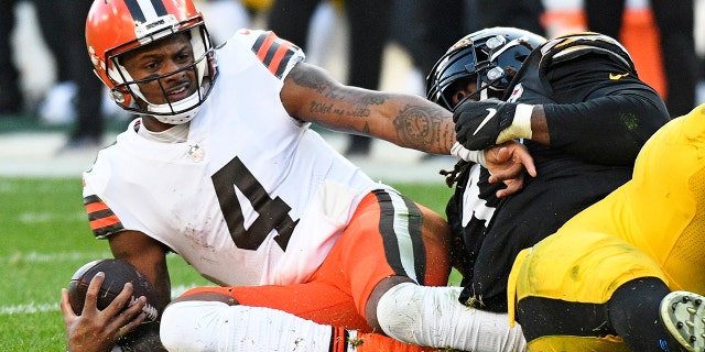 El mariscal de campo de los Cleveland Browns, Deshaun Watson, es despedido por el tackle defensivo de los Pittsburgh Steelers, Larry Ogunjobi, durante la segunda mitad de un partido de fútbol americano de la NFL en Pittsburgh el domingo 8 de enero de 2023.