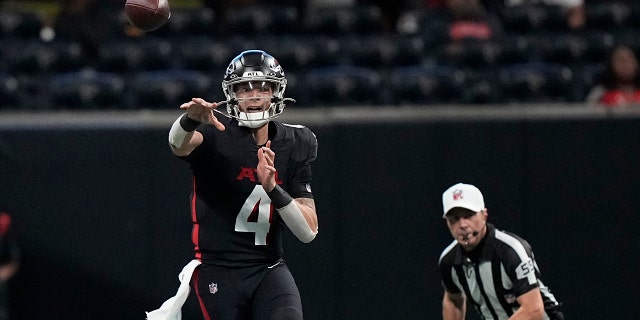 Atlanta Falcons quarterback Desmond Ridder (4) works against the Arizona Cardinals during the first half of an NFL football game, Sunday, Jan. 1, 2023, in Atlanta.