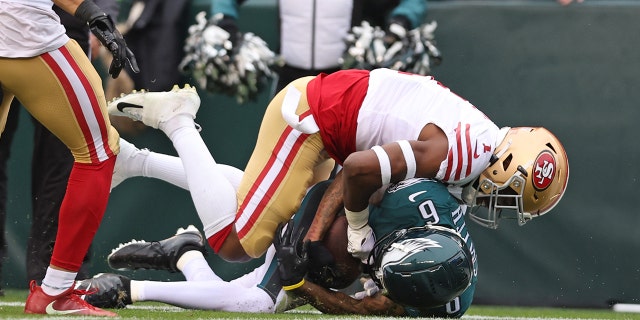 El receptor abierto de los Philadelphia Eagles, DeVonta Smith, No. 6, contra el esquinero de los San Francisco 49ers, Jimmie Ward, No. 1, durante el primer cuarto del Juego de Campeonato de la NFC en el Lincoln Financial Field de Filadelfia el 29 de enero de 2023.