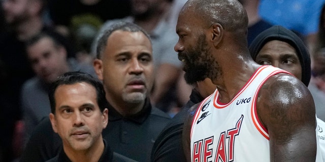 El centro del Miami Heat, Dewayne Dedmon, No. 21, discute con el entrenador en jefe Erik Spoelstra antes de irrumpir en la cancha durante la primera mitad de un partido de baloncesto de la NBA contra el Thunder d 'Oklahoma City, el martes 10 de enero de 2023 en Miami.