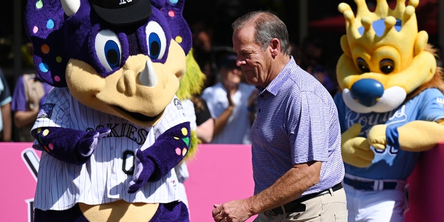 El propietario de los Rockies, Dick Monfort, celebra la apertura de Play Ball Park, un festival de béisbol interactivo, en el Centro de Convenciones de Colorado en Denver el 9 de julio de 2021.