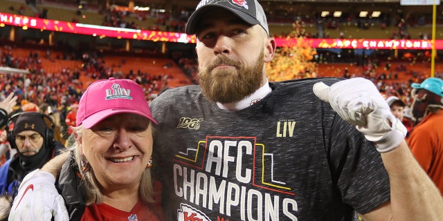 El ala cerrada de los Kansas City Chiefs, Travis Kelce, #87, y su madre Donna luchan contra las lágrimas de alegría después del juego de campeonato de la AFC entre los Tennessee Titans y los Kansas City Chiefs el 19 de enero de 2020 en el Arrowhead Stadium en Kansas City, Missouri.