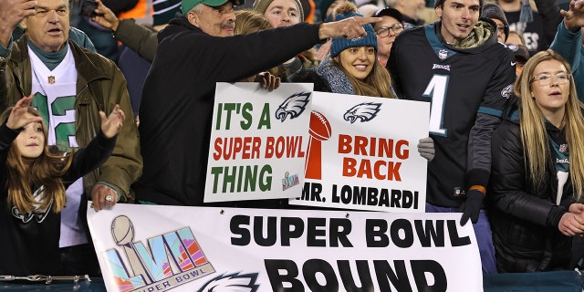 29 de enero de 2023;  Filadelfia, Pensilvania, Estados Unidos;  Los fanáticos de los Philadelphia Eagles celebran después de su victoria sobre los San Francisco 49ers en el Juego de Campeonato de la NFC en el Lincoln Financial Field.