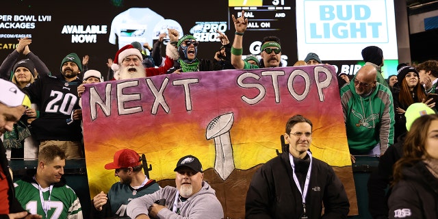 Los fanáticos de los Philadelphia Eagles sostienen carteles que celebran la victoria de los Eagles sobre los San Francisco 49ers en el Juego de Campeonato de la NFC, el 29 de enero de 2023, en Filadelfia.