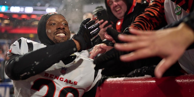 Cincinnati Bengals #20 Eli Apple celebra después de derrotar a los Buffalo Bills en el Highmark Stadium el 22 de enero de 2023 en Orchard Park, Nueva York.