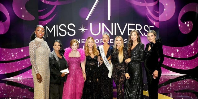 Emily Austin avec Miss Univers R'Bonney Gabriel et d'autres juges à Miss Univers 2022 à la Nouvelle-Orléans, en Louisiane.