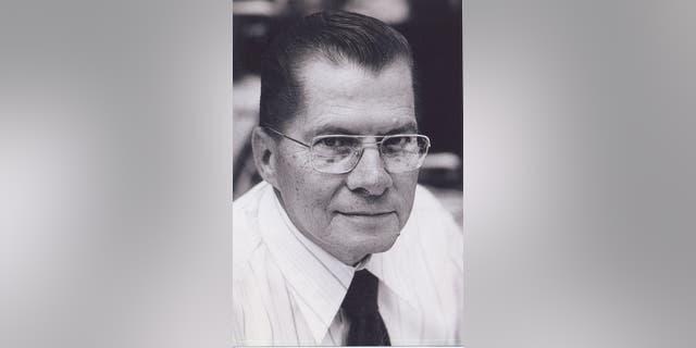 Meet the American who invented the TV distant management: self-taught Chicago engineer Eugene Polley Meet the American who invented the TV distant management: self-taught Chicago engineer Eugene Polley